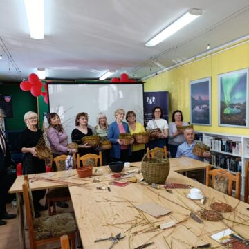 Warsztaty tworzenia koszyczków wielkanocnych.