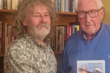 Przekazanie książki.